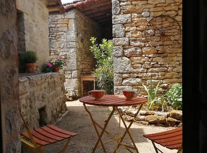 Сasa de vacaciones Two Bedroom Stone Condac